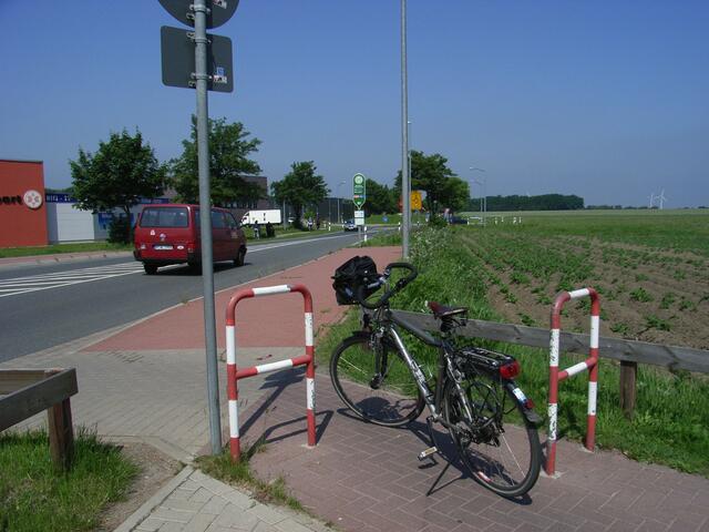 Mit einem Kinderanhänger ist hier nur schwer durchzukommen: Drängelgitter an der Schillerslager Straße, Nähe Kreisel. Foto: Hurcks