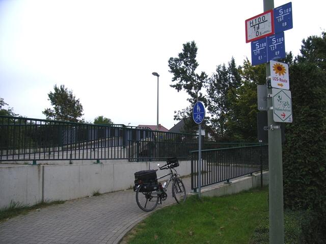 Über diese Zickzack-Brücke in Nordrhein-Westfalen wird sogar die Wellness-Radroute als Radweg ausgewiesen. Foto: Hurcks