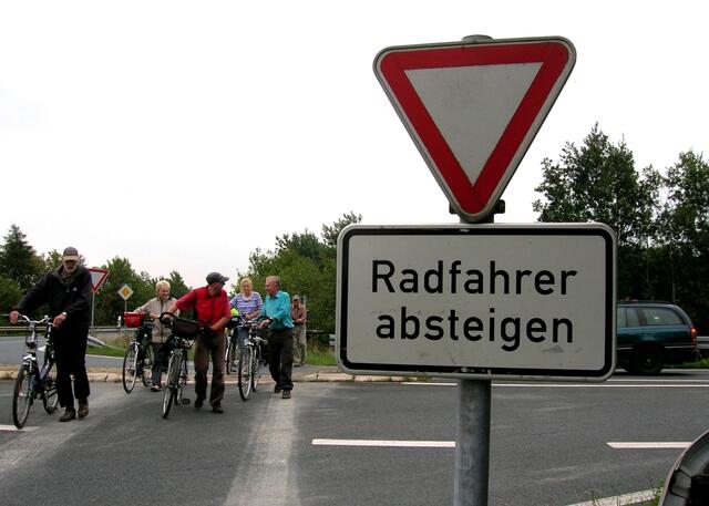 Erst nach gerichtlichem Entscheid wurde dieser Überweg an der Autobahnauffahrt in Beinhorn so umgebaut, dass Radfahrer nicht mehr absteigen müssen. Foto: Hurcks