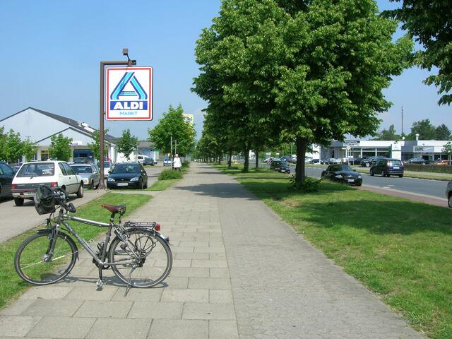 Breiter Weg, aber nicht gegenläufig befahrbar: Rad- und Fußweg beim Aldi am Ostlandring. Foto: Hurcks