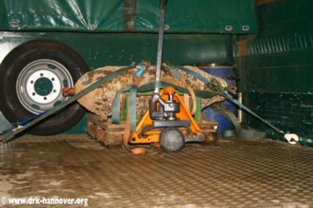entschärfter Blindgänger auf dem LKW des KBD Niedersachsen | Foto: (c) DRK Region Hannover, Björn Wuttig