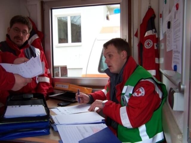 Besprechung zwischen Notarzt (li) und Leiter Transport (re9