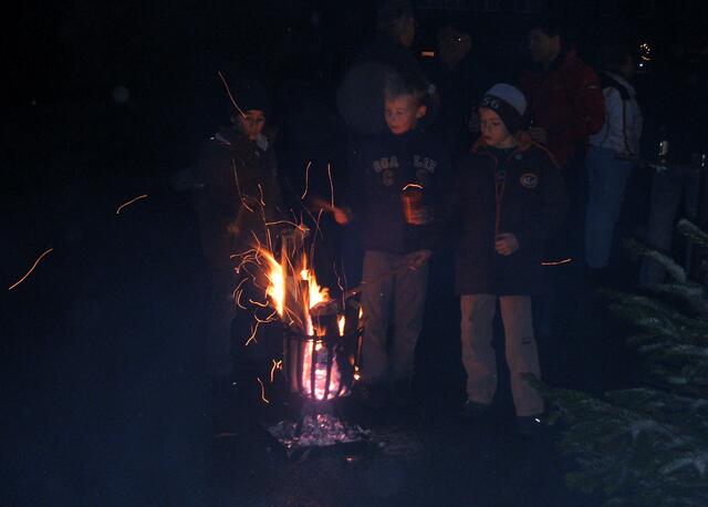 Kinder am Feuerkorb