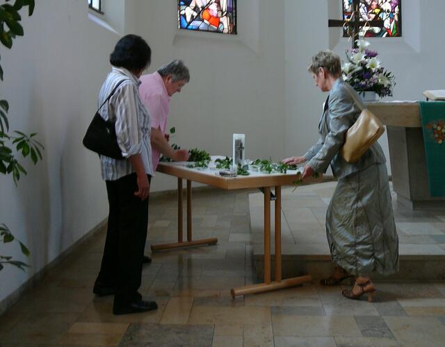 Gruppenmitglieder bereiten den Gottesdienst vor