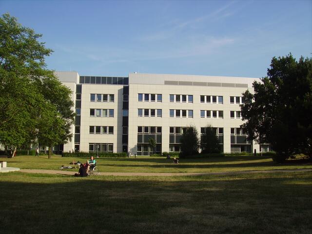 Das Nebengebäude vom Klinikpark aus fotografiert