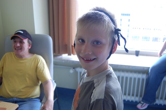 Pascal bei sich im Zimmer, ich bin am Lachen weil gerade kurz vorher der Papa meinen Becher Kakao umgeworfen hat ausversehen mit einer Zeitung, was nicht zusehen ist ist die der große Kakao Fleck bei mir auf der Hose.