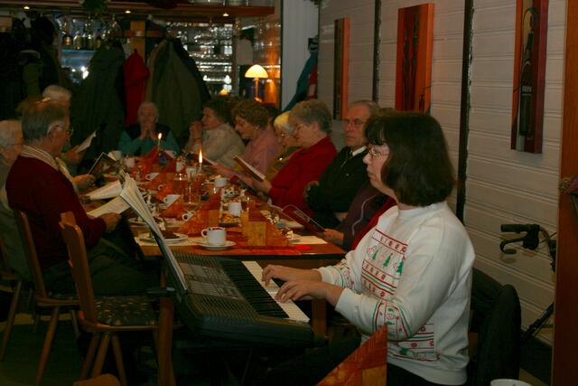 ...musikalische Begleitung am keyboard...