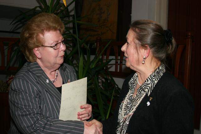 Hilde Kern, Ehrung für 10 Jahre ehrenamtliche Tätigkeit