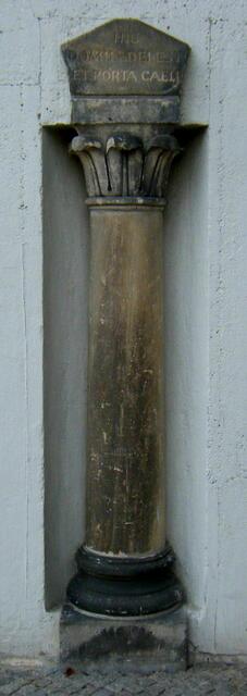 Links vom Eingang eine Säule des Hildesheimer Domes (HIC DOMINUS DEI EST ET PORTA CAELI  ("Hier ist das Haus Gottes und das Tor zum Himmel")