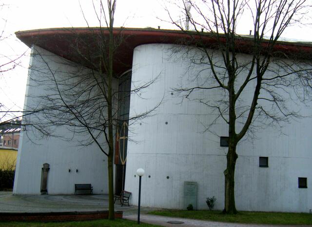 St. Adalbert von der Seite: Stahlbetonbau auf elliptischem Grundriss.