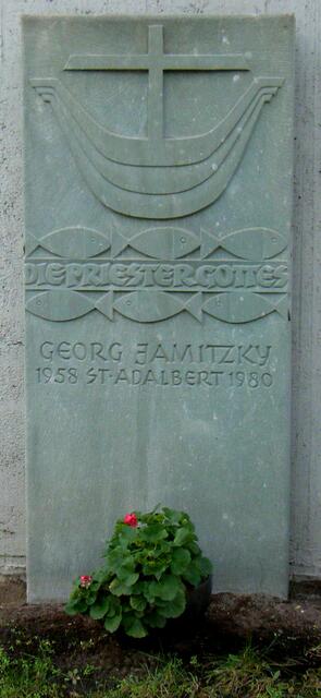 An der Seitenwand außen: Gedenkstein für den ersten Pfarrer G. Jamitzky (1959&#8211;1980).