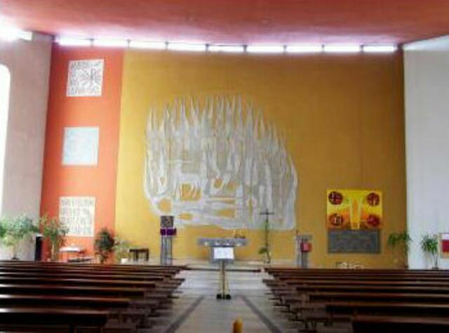 St. Adalbert im Innern: Fensterschlitze trennen als Lichtbanddie Kirchendecke von den Wänden. | Foto: Aus Pfarrbrief Nr. 6 (2008).