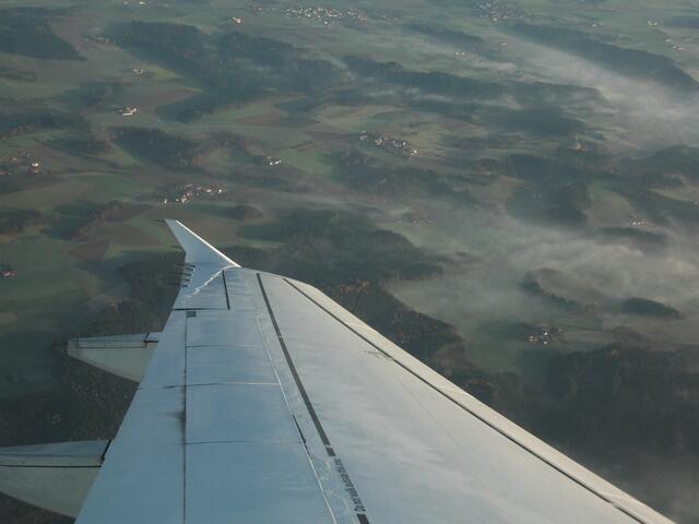 der "Flieger" darf noch etwas kreisen, da durch die Nebeldecke auf dem Flughafen nicht gelandet werden darf...