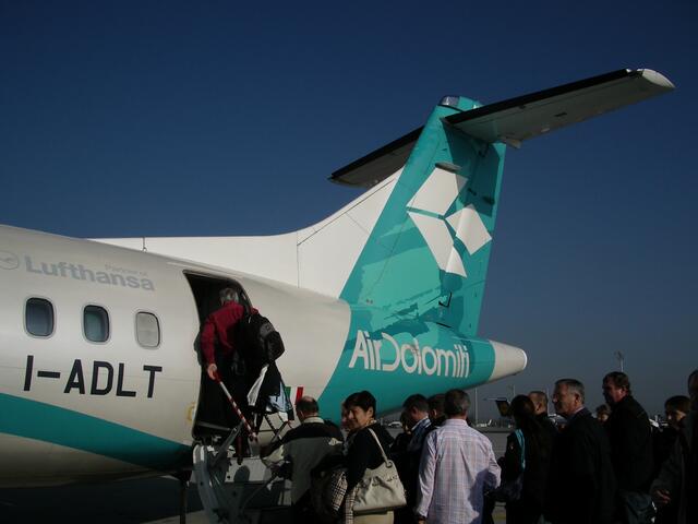 ja..Air Dolomiti, eine Tochtergesellschaft der Lufthansa...wohl die Ausrangierten....