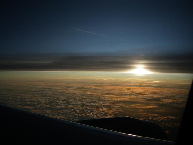 ...langsam versinkt die Sonne unter der Wolkendecke...