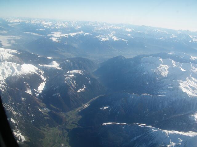 dafür flog sie dann auch recht tief.....schaut sie Euch an die Alpen..