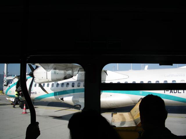 ..wir sitzen noch im Bus und vor uns der "Weiterflug". Welch Graus, eine Propellermaschine....