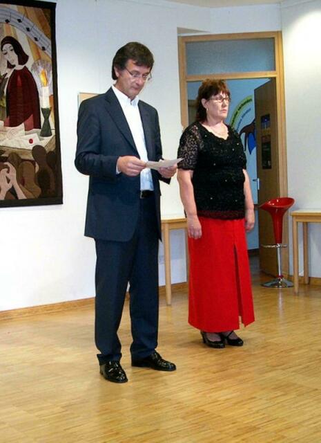 Bürgermeister der Verbandsgemeinde Günter Fischer (Vorsitzender des DIF Linz) und Gisela Görgens (stellvertr. Vorsitzende) eröffnen und moderieren das Konzert