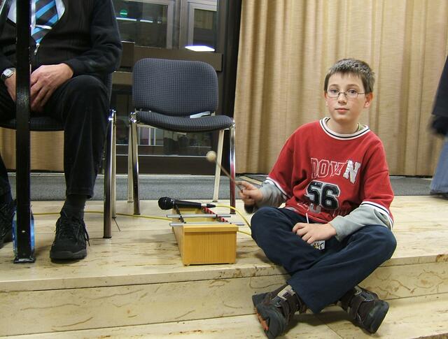 Dieser Schüler war für die Uhrschläge und für das Singen von "Jingle Bells" zuständig: Name wird nachgeliefert.