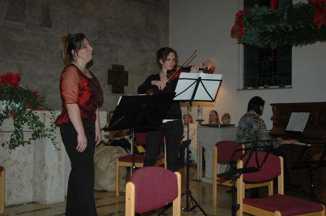Solistin mit wunderbaren Wiegenlied für das Jesuskind, perfekt begleitet durch Violine und Klavier!
