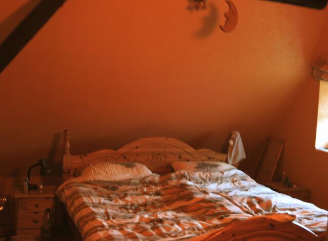3. Die Schlafzimmer-Schräge über dem Bett heute.