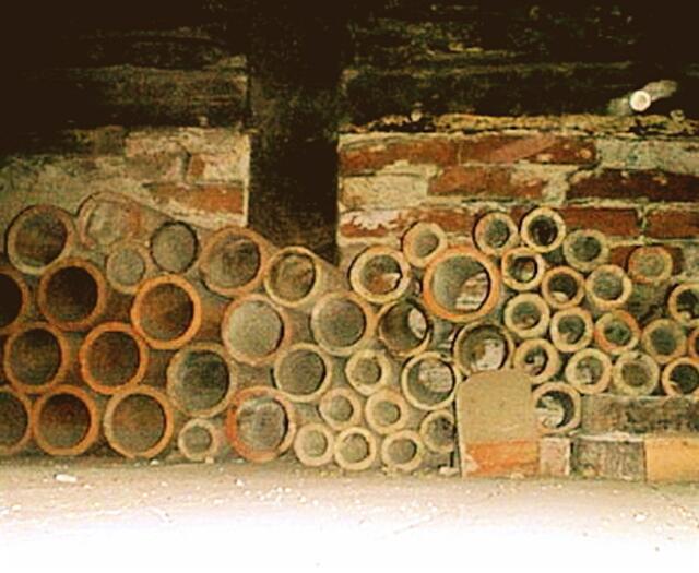 1. Dachboden als Ablage für alles, mit Ziegel-Fachwerk-Wand und oberhalb noch mit Stroh-Lehm-Füllung.