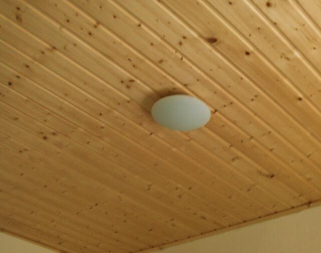 2. Die Decke vom Arbeitszimmer unten heute. (Die vergammelten Deckenbalken mussten teilweise ausgetauscht werden)