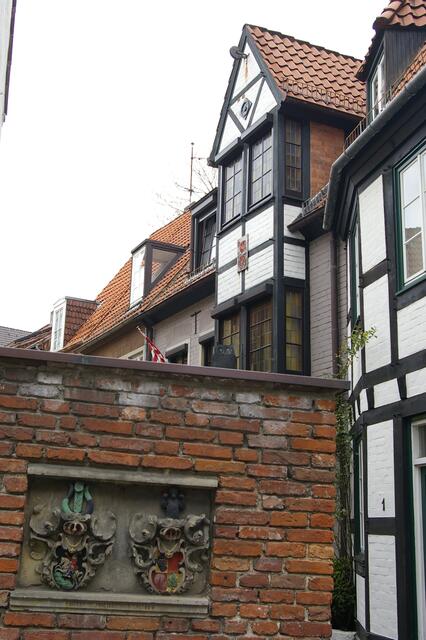 Wappenmauer mit Fachwerk