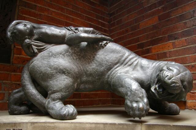 "Panther, die Nacht tragend" von Hoetger