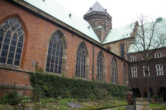 Im Jahr 1998 wurde der Bibelgarten angelegt. Er befindet sich im ehemaligen Kreuzgang an der Südseite des Domes. Mitten in der belebten Innenstadt ist er ein Ort der Ruhe.