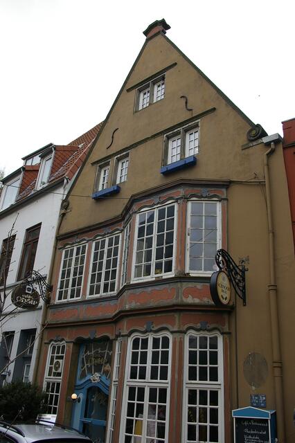 gegenüber der "Wüste Stätte"