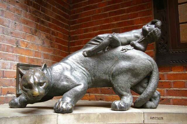 "Silberlöwe, den Tag tragend" von Hoetger