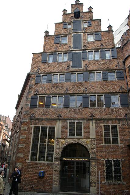 Das "Roselius Haus" links neben dem Haus des Glockspiels