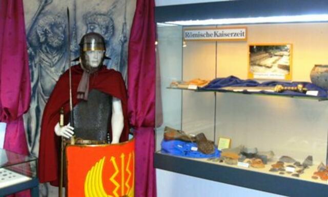 Römischer Legionär vor röm. Artefakten