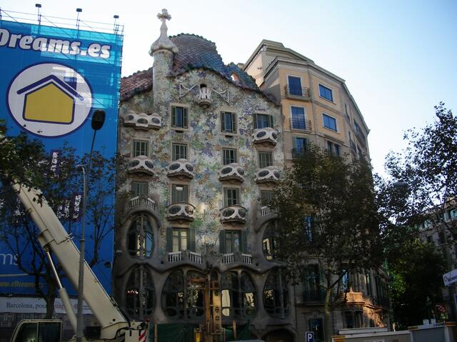 ..hier nun das Haus des berühmten Architekten Antoni Gaudi (1852 - 1926) von dem wir gleich "Größeres" sehen werden....