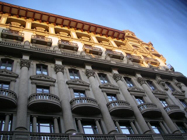 Hausfassade, die im oberen  Bereich noch von der Sonne verwöhnt wird.....