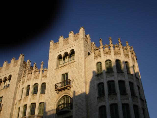Geld braucht Ihr ja wohl keines....hier die Caixa Forum (Bank)