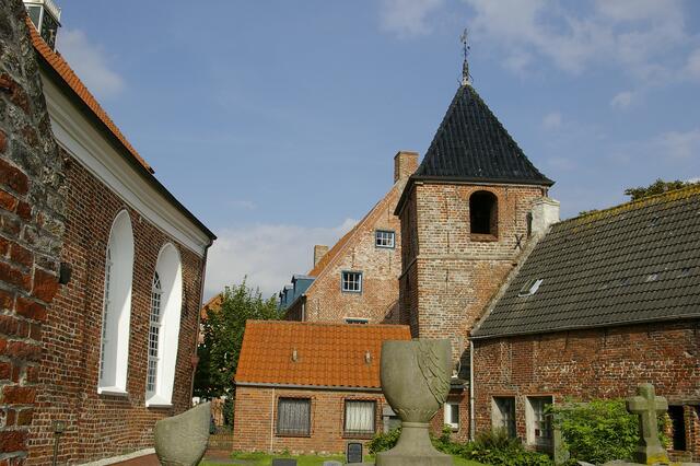 Blick auf den Glockenturm, links die Kirche