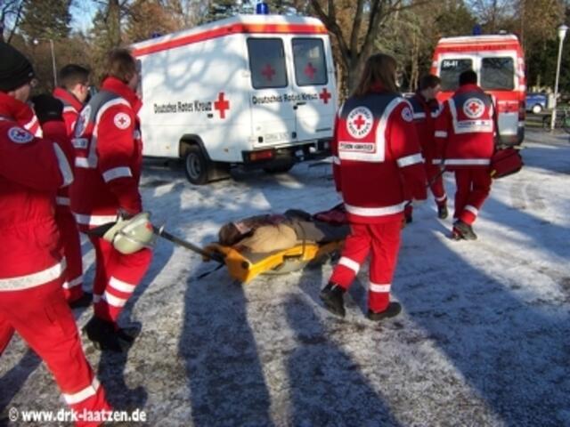 Patientenrettung mit einem speziellen Rettungsschlitten, einem Akia, an der Löwenbastion