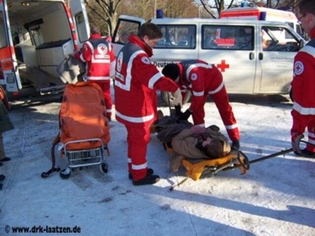 Übergabe des Partenten an einen bereitstehenden Rettungswagen