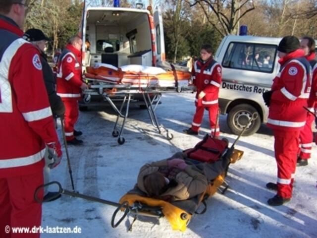 Übergabe des Partenten an einen bereitstehenden Rettungswagen