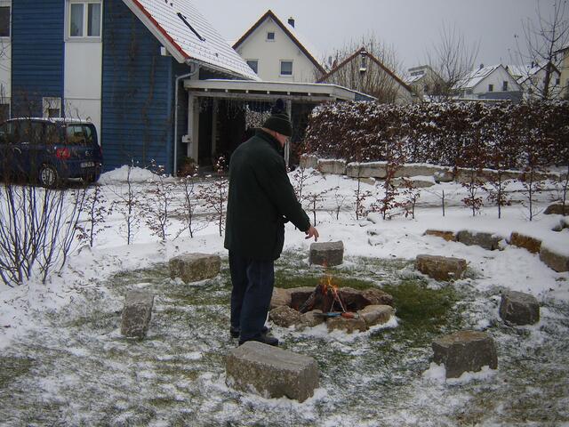 .. Heinz zog es sofort ans Feuer..