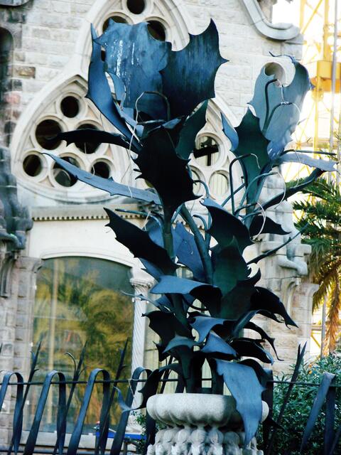 ..diese Metallblume ????? habe beim Erzählen nicht aufgepasst, musste fotografieren!....ziert die rechte Seite des Eingangbereichs