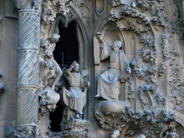 ..obwohl diese Kirche von Weitem ziemlich grau ausschaut, ist sie ein Juwel beim Näheren hinschauen...
