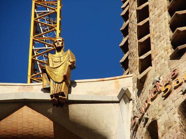 ..der auferstandene Christus als goldene Figur über der Passionsfassade
