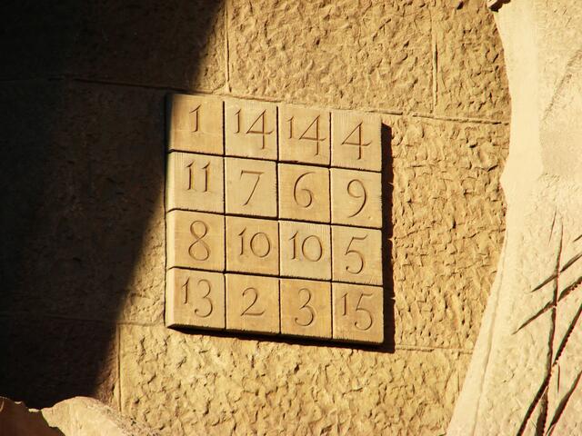 ...schaut diese Tafel genau an.....fällt Euch etwas auf? Ihr könnt die Ziffern vertikal oder auch horizontal addieren, es kommt immer die gleiche Summe heraus.....