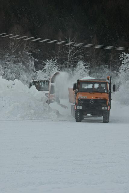 Schnee wird verladen