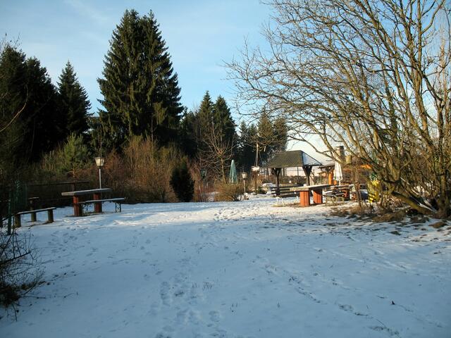 Großer Vorplatz und Grillanlage