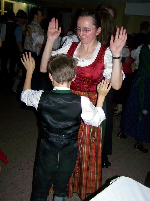 Kinder werden an das Volksgut heran geführt