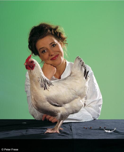 ...und ihr glückliches Huhn | Foto: Peter Frese
